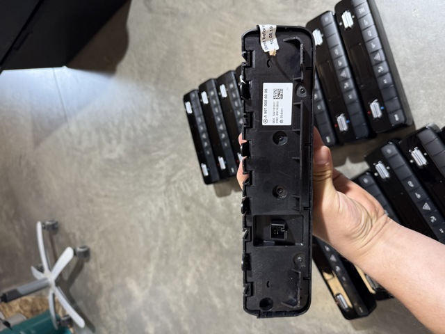 Кнопка аварійки A9079056006 Mercedes