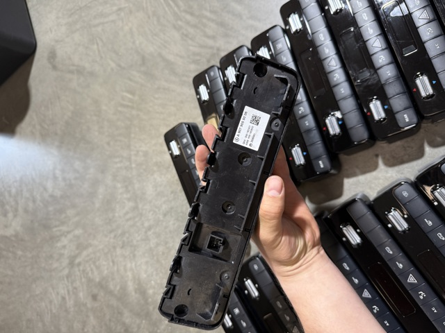 Купити A9079056006 Mercedes Кнопка включення аварійного сигналу