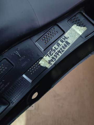 Кронштейн бампера переднього, правий 149374200A Tesla Motors
