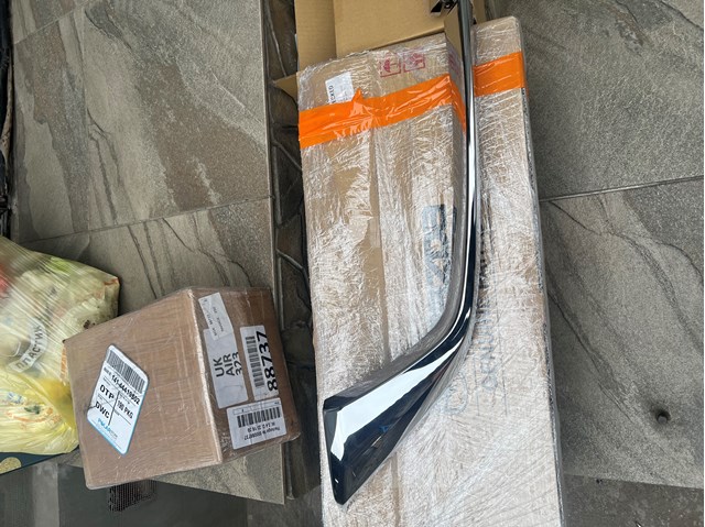 Молдинг решітки радіатора, правий Rhino MZX372440AR ціна, від 29.13 USD