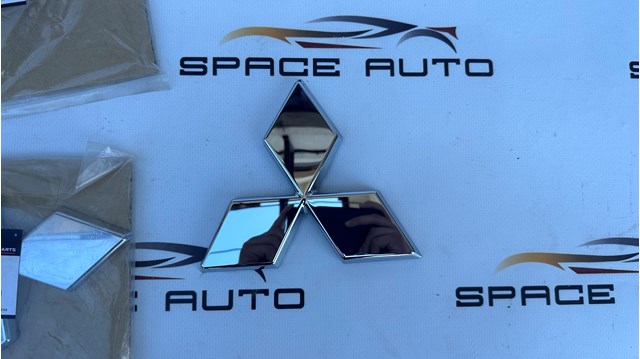 Фірмовий значок решітки радіатора Mitsubishi 7415A738