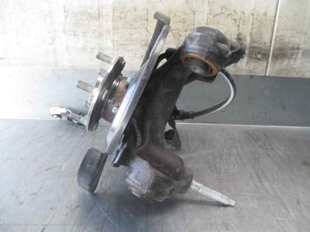 K0702611X Mazda Цапфа поворотна права