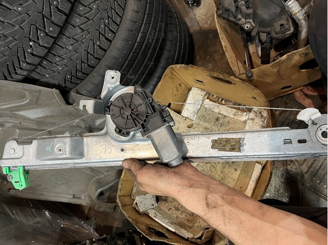 Склопідйомник передньої лівої двері 8200646839 Renault (RVI)