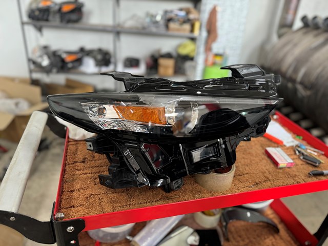 Купити BCJH51030 Mazda Права блок фара