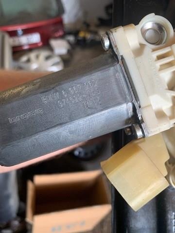 Двигун склопідіймача двері передньої, правої 6967262 BMW