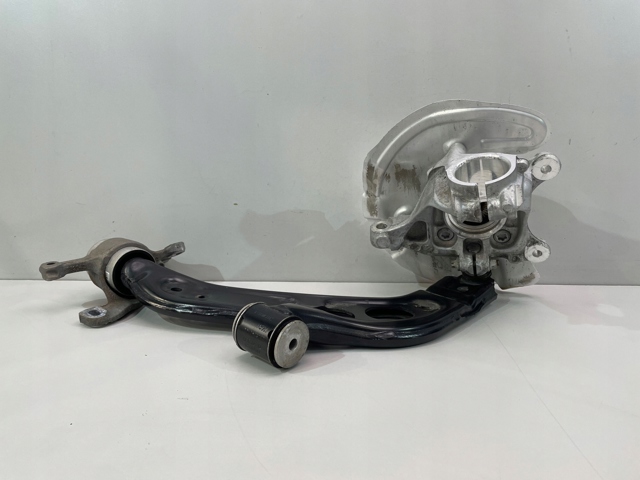 6876645 BMW Цапфа поворотна ліва