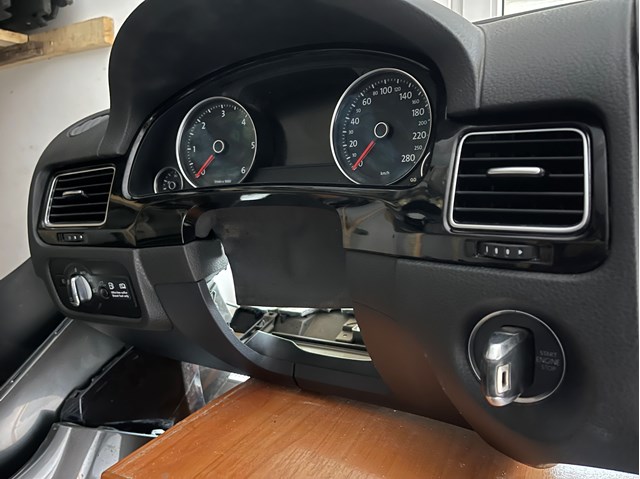 Панель передня "торпедо" VAG 7P1857001G