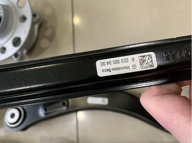 Важіль/тяга задньої підвіски подовжній нижній, правий A2233503400 Mercedes