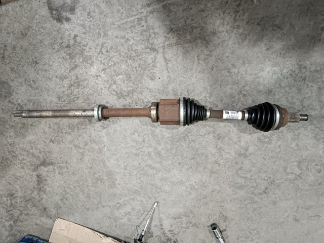 Піввісь права LR024754 Land Rover