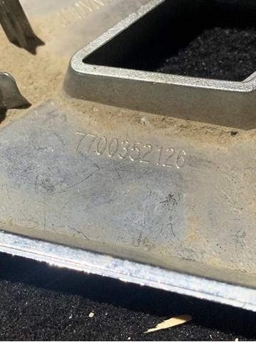 Фірмовий значок решітки радіатора на Renault Trafic II FL