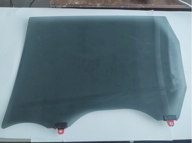 Скло задньої двері правої 823005AA0A Nissan/Infiniti