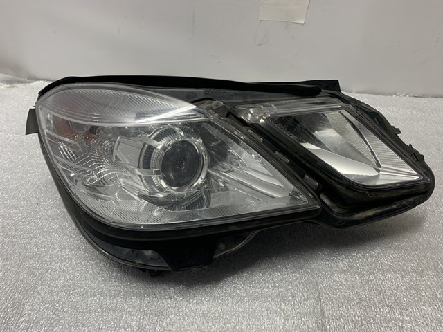 Фара передня права Mercedes A2128200461 ціна, від 579.85 USD
