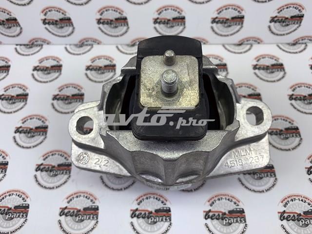 Кронштейн подушки (опори) двигуна, правої LR117098 Land Rover