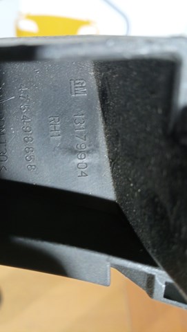 Направляюча заднього бампера, права General Motors 13179904 ціна, від 8.88 USD