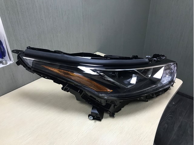 Купити 811100E480 Toyota Права блок фара