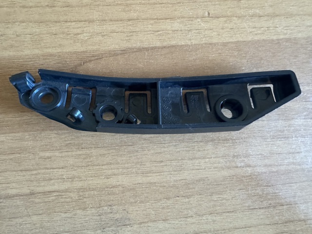 108418200E Tesla Motors Кронштейн бампера переднього, зовнішній правий