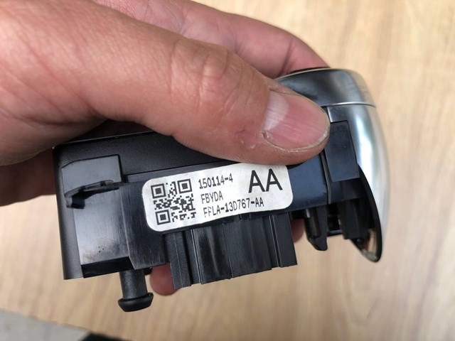 Блок кнопкових перемикачів кермового колеса Land Rover LR067006 ціна, від 42.33 USD