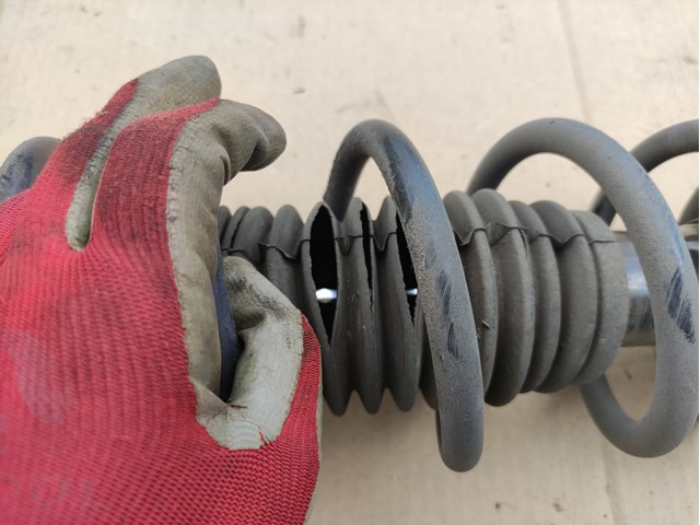 Купити 562104GE0D Nissan/Infiniti Стійка амортизатора задня