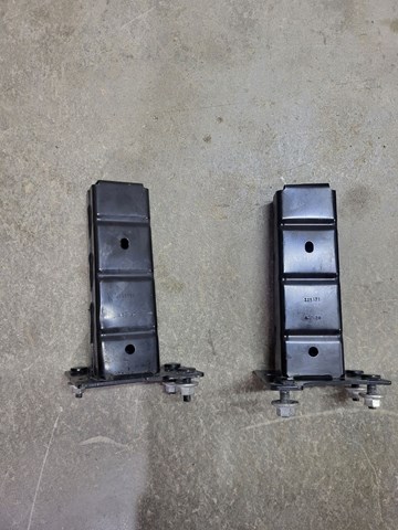 622105NA0B Nissan/Infiniti Кронштейн бампера переднього, правий