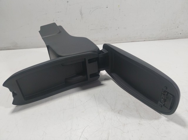 кришка подлоктніка Toyota 58905K0020C1