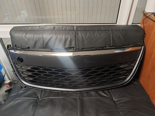 Решітка бампера нижня Mazda EH45501T0H