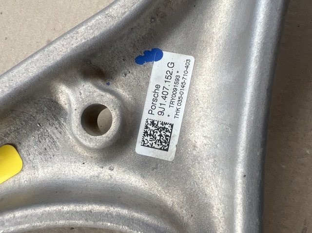 Важіль передньої підвіски нижній, правий 9J1407152G VAG