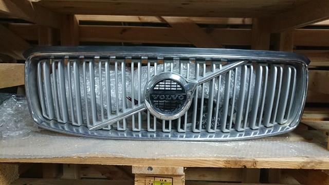 Решітка радіатора 32365370 Volvo