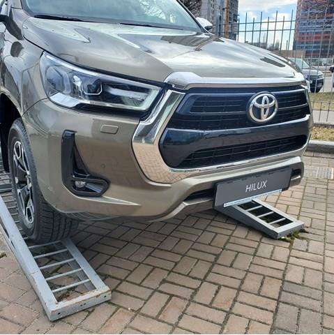 521190M978 Toyota Бампер передній в зборі