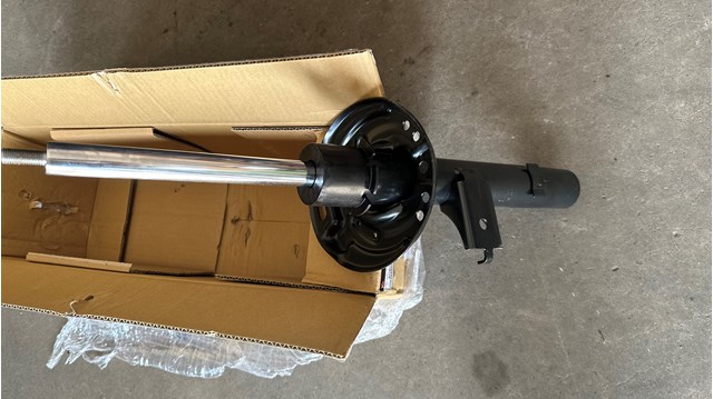 4060A682 Mitsubishi Амортизатор передньої підвіски