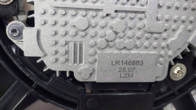 Дифузор радіатора охолодження, в зборі з двигуном і крильчаткою Land Rover LR146883