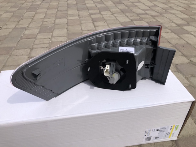 Ліхтар задній правий, зовнішній FPS FP7020F2E ціна, від 93.62 USD