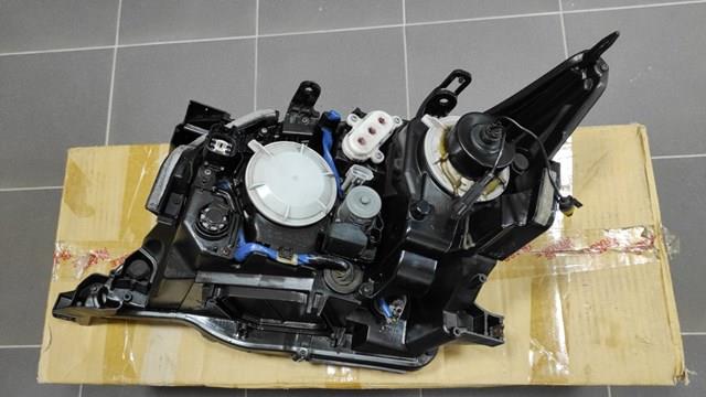 Купити 8113060D60 Toyota Права блок фара