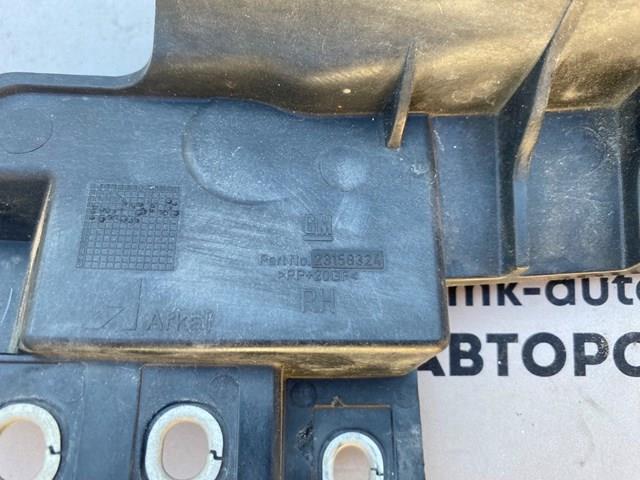 Кронштейн бампера переднього, правий 23158324 General Motors