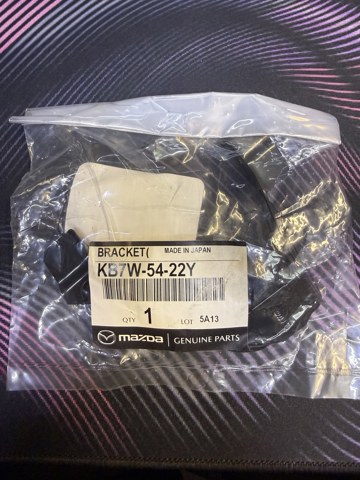 Купити KB7W5422Y Mazda Кронштейн кріплення крила переднього лівого, передній