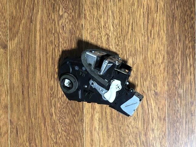 Замок кришки багажника Toyota 6911060192