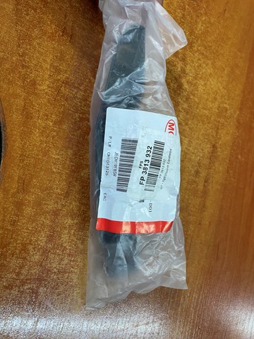 JCHN004325AR Rhino Направляюча переднього бампера, права