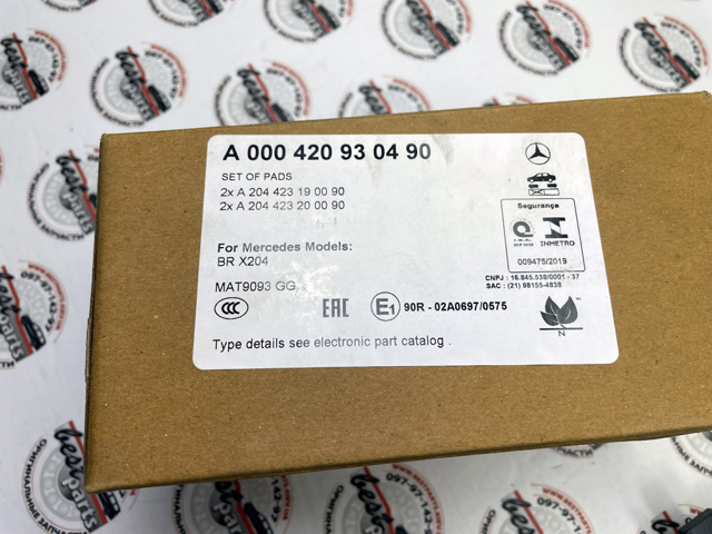 Передні тормозні колодки A000420930490 Mercedes