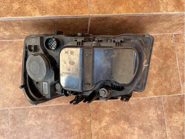 LR001560 Land Rover Фара передня права