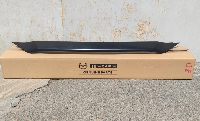 Молдинг решітки радіатора, верхній KSD4507E1ABB Mazda