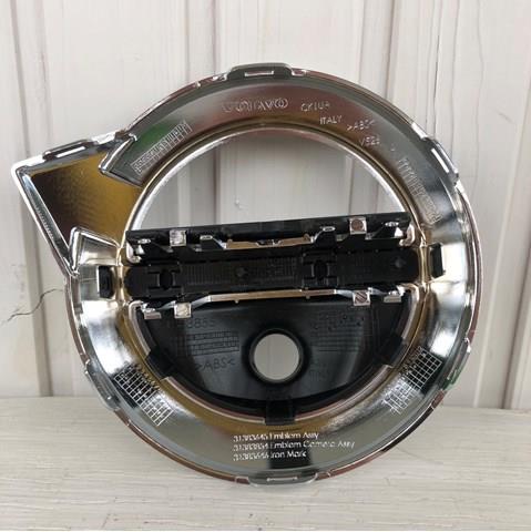 Емблема решітки радіатора Volvo 31383645