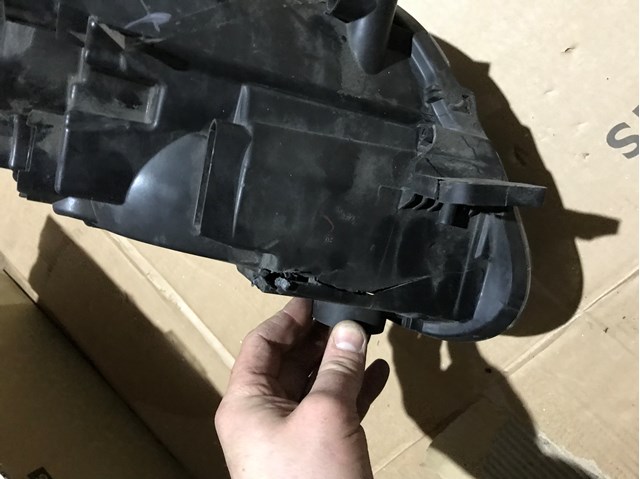 Фара ліва передня Peugeot/Citroen 9817298380