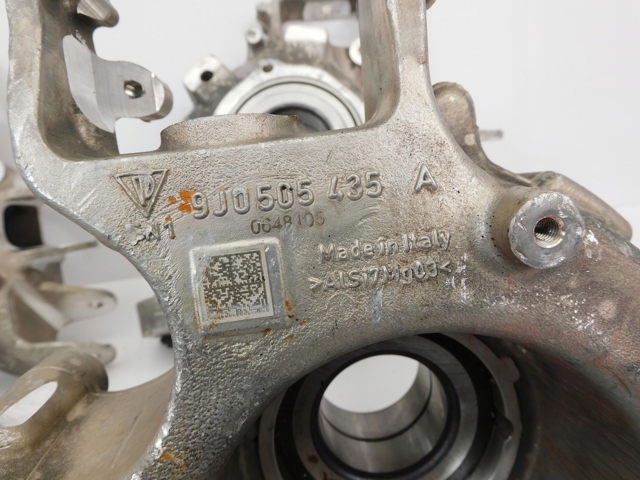 9J0505435A Porsche Цапфа поворотна ліва
