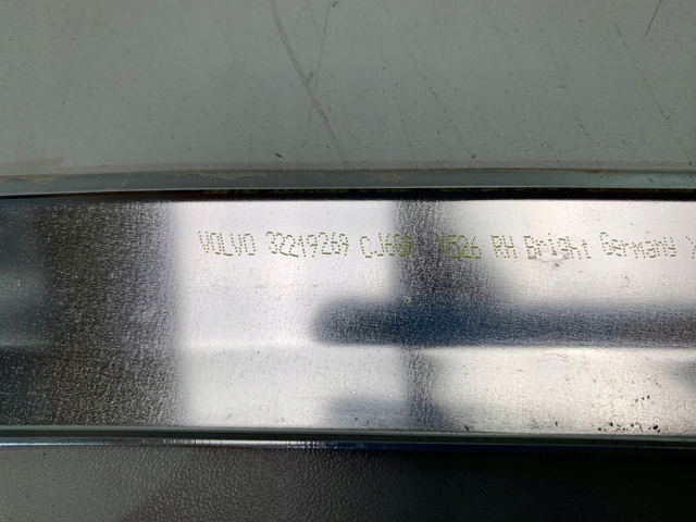 Молдинг заднього скла, правий 32219269 Volvo