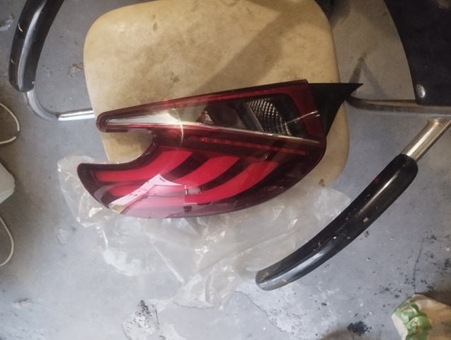 Задня права фара 9810430580 Peugeot/Citroen
