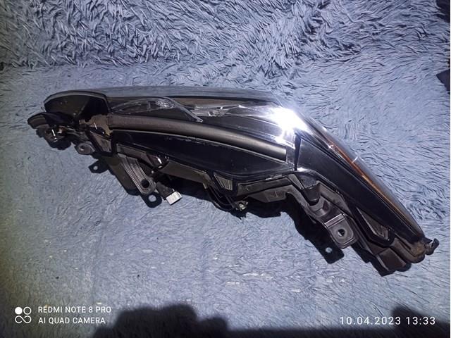 8111006C40 Toyota Фара передня права