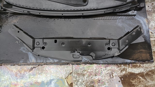 Накладка верхня передньої панелі/супорту радіатора Geely 1068003051