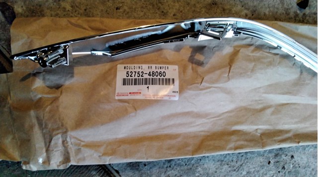 Молдинг заднього бампера, правий Toyota 5275248060