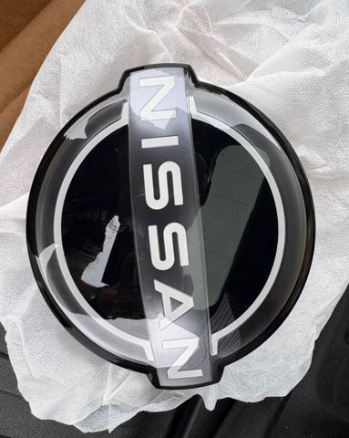 Емблема на решітку радіатора Nissan/Infiniti 628906RA0A ціна, від 177.49 USD