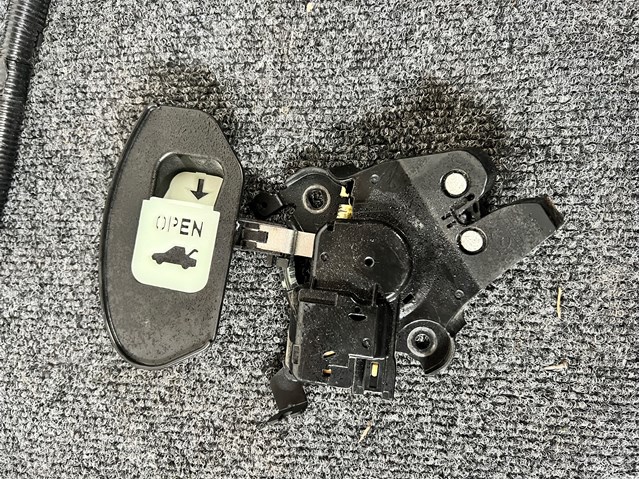 Замок дверей багажника Mazda GJR956820 ціна, від 76.01 USD