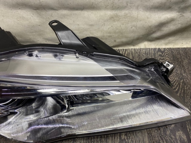 Купити 8111006D90 Toyota Права блок фара